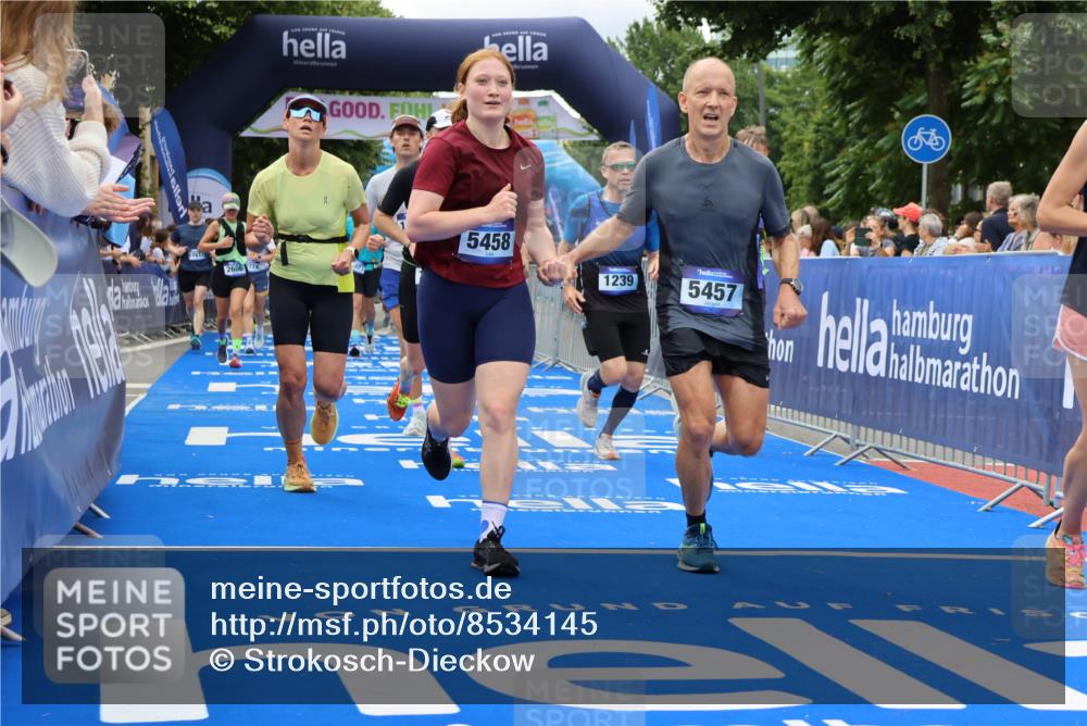 29.06.2025 - hella hamburg halbmarathon Strokosch-Dieckow http://msf.ph/oto/8534145 29.06.2025 10:57:35 Ziel 1239, 1715, 1719, 2236, 2606, 2652, 4502, 5015, 5134, 5457, 5458, 5728, 10133, 12144, 12774, 13245, 13523, 14571, 14951, 15217, 15220, 17455, 17769, 17814, 18388, 18985 meine-sportfotos.de