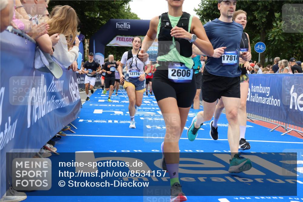 29.06.2025 - hella hamburg halbmarathon Strokosch-Dieckow http://msf.ph/oto/8534157 29.06.2025 10:57:39 Ziel 1239, 1715, 1719, 1972, 2236, 2606, 2652, 4502, 5391, 5457, 5458, 7833, 10133, 12440, 12774, 13523, 14571, 14737, 14951, 15217, 15220, 16418, 17201, 17455, 17769, 17814, 18388, 18508, 18727, 18985 meine-sportfotos.de