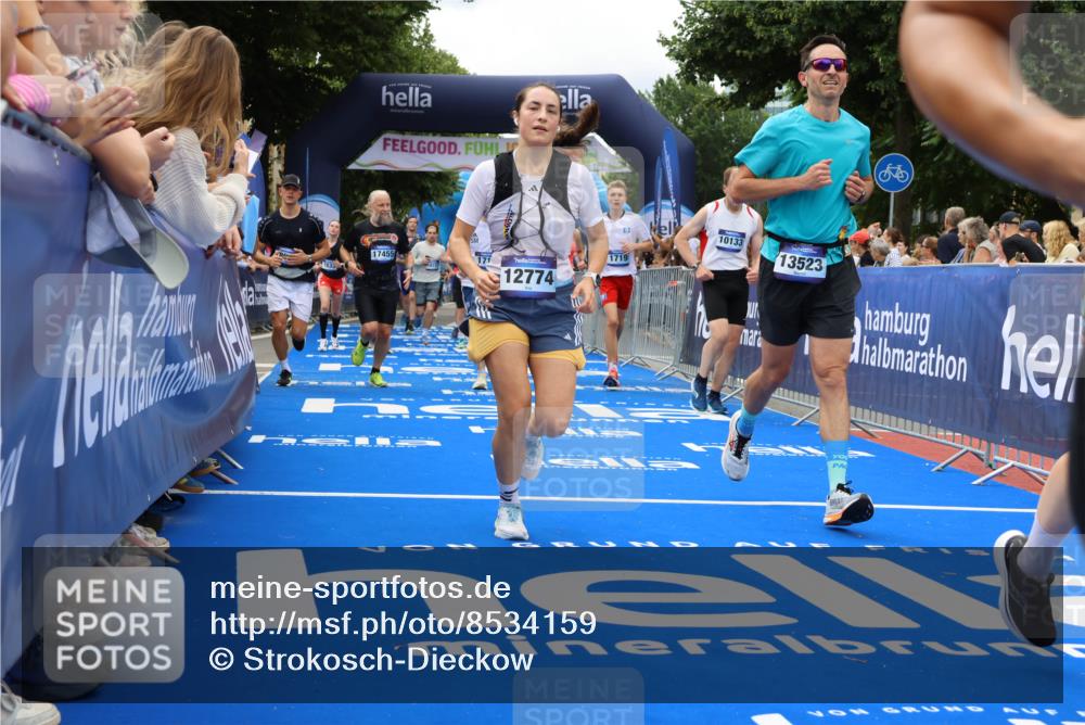 29.06.2025 - hella hamburg halbmarathon Strokosch-Dieckow http://msf.ph/oto/8534159 29.06.2025 10:57:40 Ziel 1239, 1715, 1719, 1972, 2034, 2606, 2652, 5391, 5457, 5458, 7833, 10133, 10599, 12440, 12774, 13523, 14571, 14737, 14951, 15217, 15220, 16418, 17201, 17455, 17769, 17814, 18388, 18508, 18727, 18985 meine-sportfotos.de