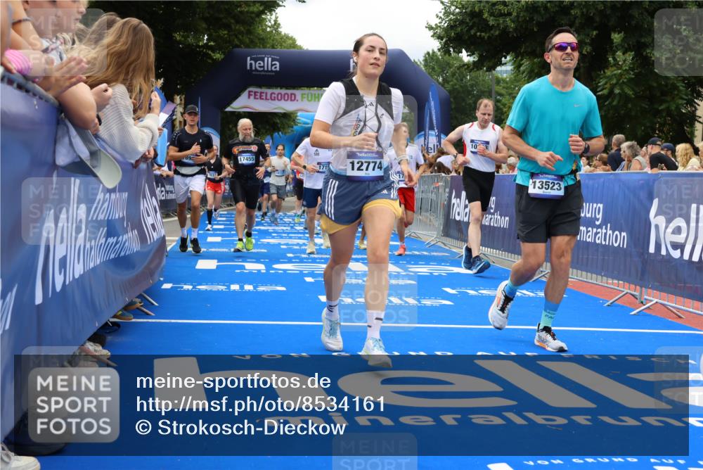 29.06.2025 - hella hamburg halbmarathon Strokosch-Dieckow http://msf.ph/oto/8534161 29.06.2025 10:57:40 Ziel 1239, 1715, 1719, 1972, 2034, 2606, 2652, 5391, 5457, 5458, 7833, 10133, 10599, 12440, 12774, 13523, 14571, 14737, 14951, 15217, 15220, 16418, 17201, 17455, 17769, 17814, 18388, 18508, 18727, 18985 meine-sportfotos.de