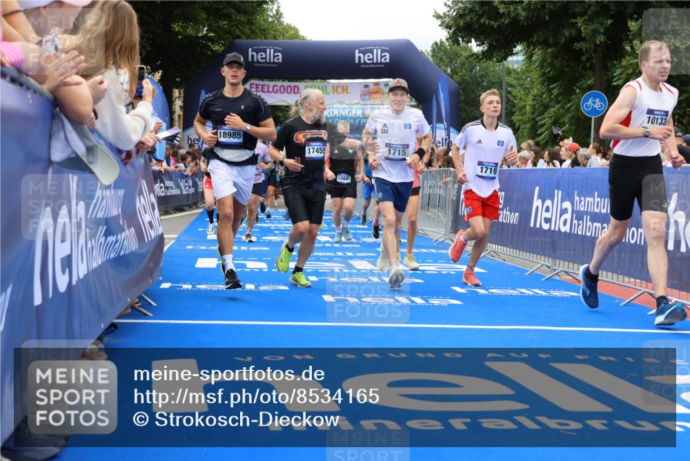29.06.2025 - hella hamburg halbmarathon Strokosch-Dieckow http://msf.ph/oto/8534165 29.06.2025 10:57:41 Ziel 1239, 1715, 1719, 1972, 2034, 2606, 2652, 5391, 5457, 5458, 7269, 7833, 10133, 10599, 10703, 12440, 12523, 12774, 13523, 14571, 14737, 14951, 15217, 15220, 16418, 17201, 17455, 17769, 17814, 18388, 18508, 18727, 18985 meine-sportfotos.de