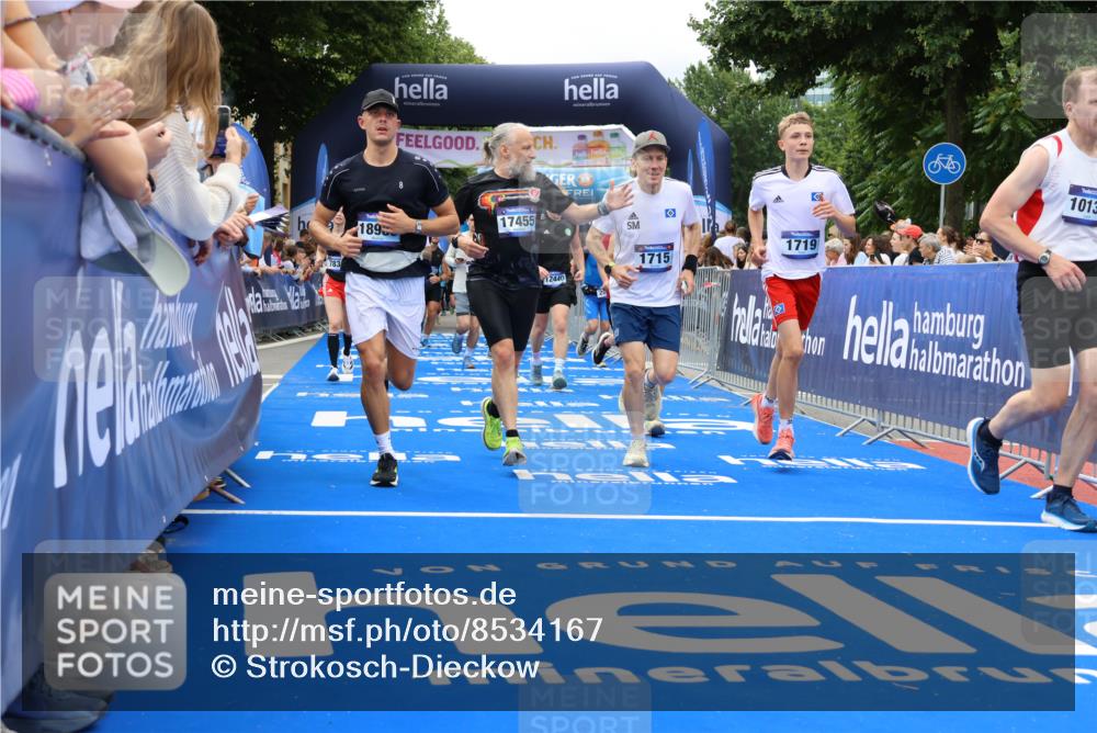 29.06.2025 - hella hamburg halbmarathon Strokosch-Dieckow http://msf.ph/oto/8534167 29.06.2025 10:57:42 Ziel 1239, 1715, 1719, 1972, 2034, 2606, 5391, 7269, 7833, 10133, 10599, 10703, 12440, 12523, 12774, 13523, 14571, 14737, 14951, 15217, 15220, 16418, 16517, 17201, 17455, 17769, 17814, 18388, 18508, 18727, 18985 meine-sportfotos.de