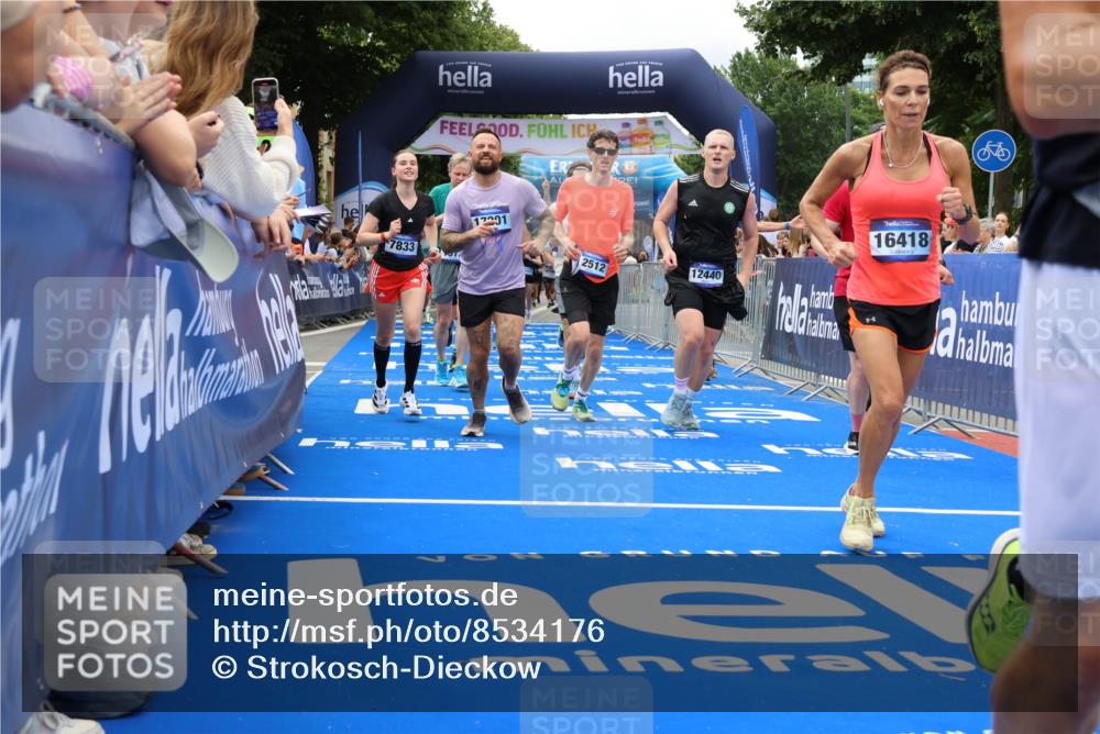 29.06.2025 - hella hamburg halbmarathon Strokosch-Dieckow http://msf.ph/oto/8534176 29.06.2025 10:57:43 Ziel 1715, 1719, 1972, 2034, 2606, 2806, 5391, 7269, 7833, 10133, 10599, 10703, 12440, 12523, 12774, 13523, 14737, 14951, 15217, 15220, 16418, 16517, 17201, 17455, 17769, 17814, 18388, 18492, 18508, 18727, 18985 meine-sportfotos.de