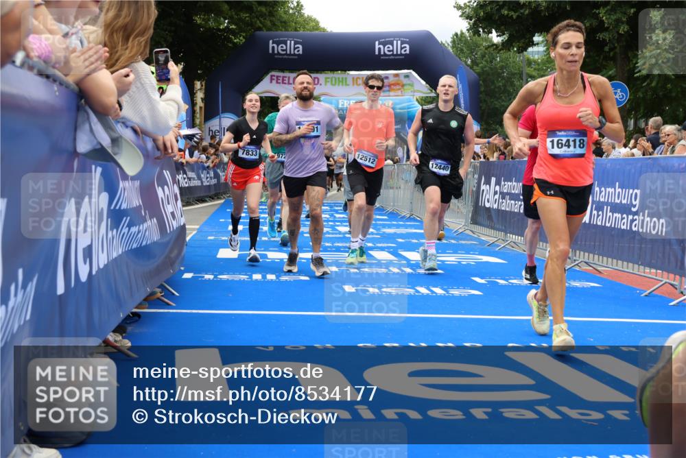 29.06.2025 - hella hamburg halbmarathon Strokosch-Dieckow http://msf.ph/oto/8534177 29.06.2025 10:57:43 Ziel 1715, 1719, 1972, 2034, 2606, 2806, 5391, 7269, 7833, 10133, 10599, 10703, 12440, 12523, 12774, 13523, 14737, 14951, 15217, 15220, 16418, 16517, 17201, 17455, 17769, 17814, 18388, 18492, 18508, 18727, 18985 meine-sportfotos.de
