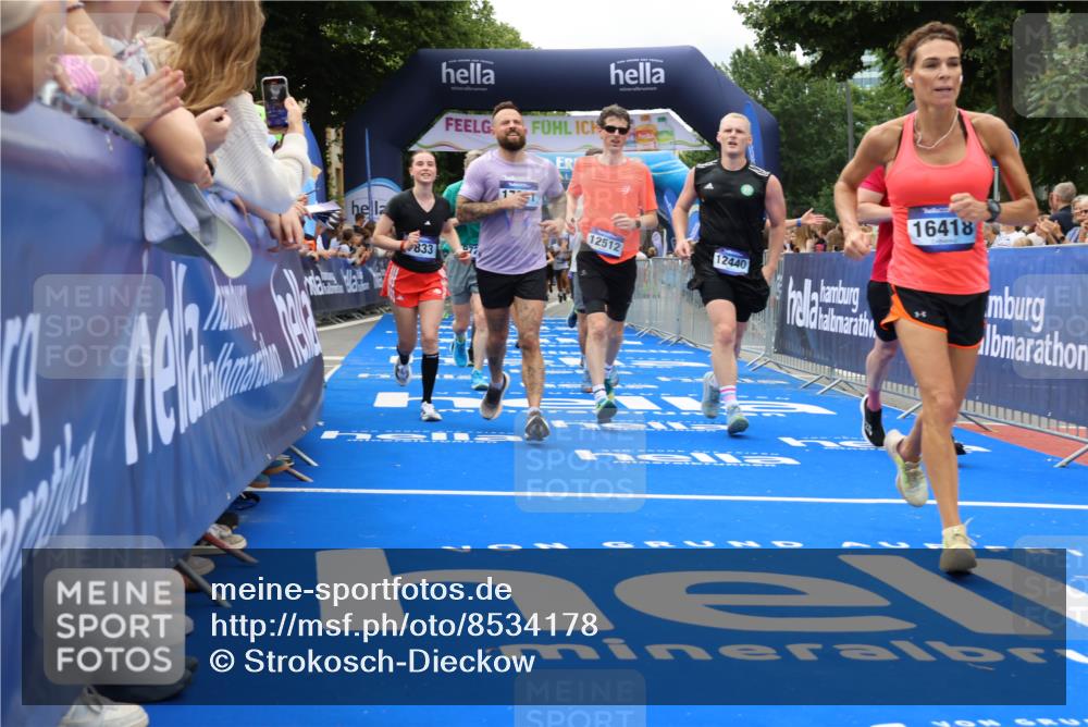 29.06.2025 - hella hamburg halbmarathon Strokosch-Dieckow http://msf.ph/oto/8534178 29.06.2025 10:57:43 Ziel 1715, 1719, 1972, 2034, 2606, 2806, 5391, 7269, 7833, 10133, 10599, 10703, 12440, 12523, 12774, 13523, 14737, 14951, 15217, 15220, 16418, 16517, 17201, 17455, 17769, 17814, 18388, 18492, 18508, 18727, 18985 meine-sportfotos.de