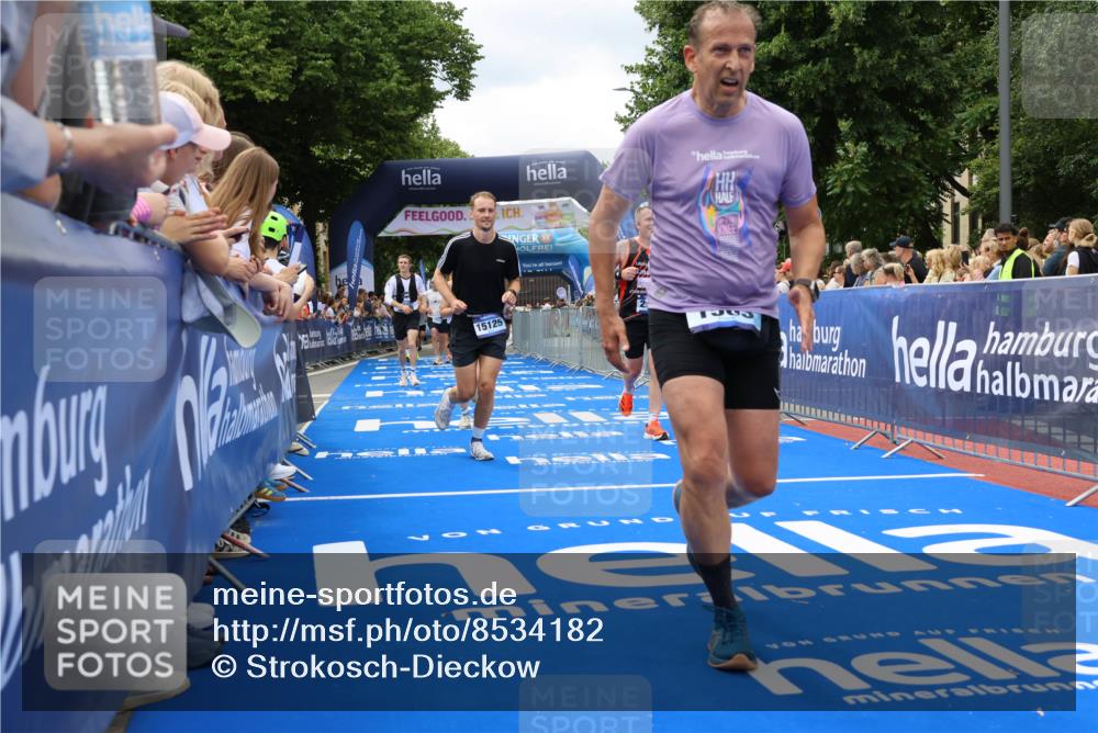29.06.2025 - hella hamburg halbmarathon Strokosch-Dieckow http://msf.ph/oto/8534182 29.06.2025 10:58:08 Ziel 1563, 1611, 2907, 3141, 4319, 4426, 6104, 6892, 8290, 10036, 10408, 11832, 12773, 13666, 14631, 15125, 15189, 18068 meine-sportfotos.de
