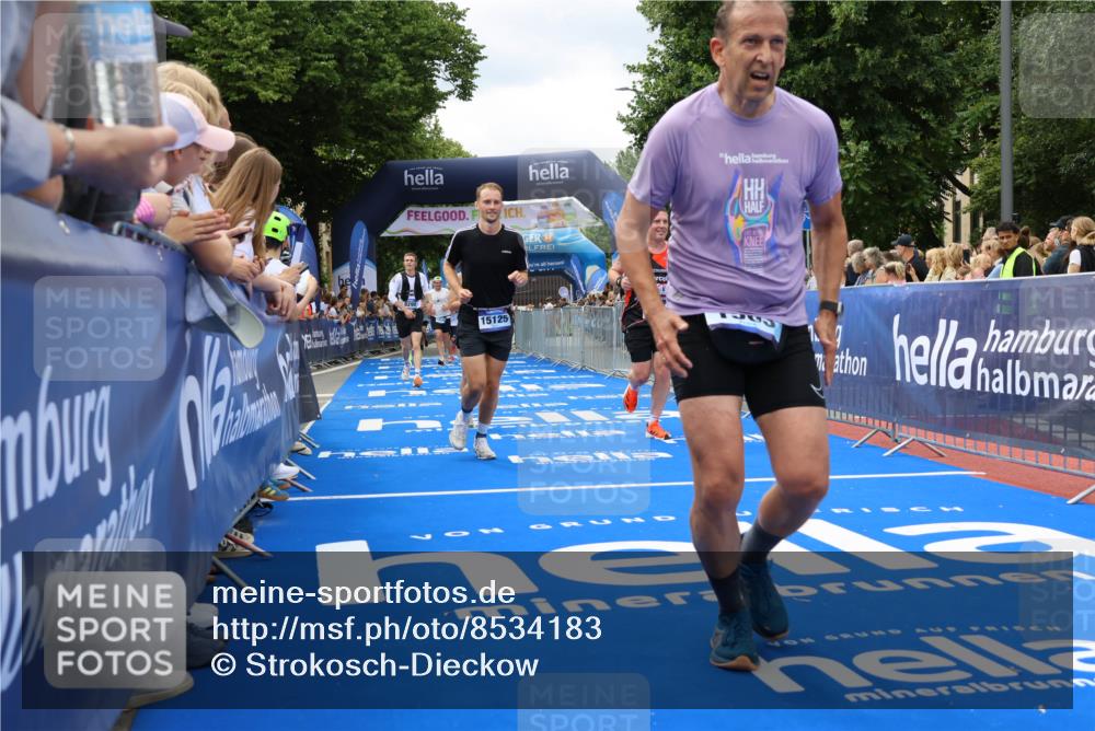 29.06.2025 - hella hamburg halbmarathon Strokosch-Dieckow http://msf.ph/oto/8534183 29.06.2025 10:58:08 Ziel 1563, 1611, 2907, 3141, 4319, 4426, 6104, 6892, 8290, 10036, 10408, 11832, 12773, 13666, 14631, 15125, 15189, 18068 meine-sportfotos.de