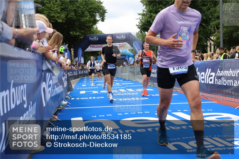 29.06.2025 - hella hamburg halbmarathon Strokosch-Dieckow http://msf.ph/oto/8534185 29.06.2025 10:58:08 Ziel 1563, 1611, 2907, 3141, 4319, 4426, 6104, 6892, 8290, 10036, 10408, 11832, 12773, 13666, 14631, 15125, 15189, 18068 meine-sportfotos.de