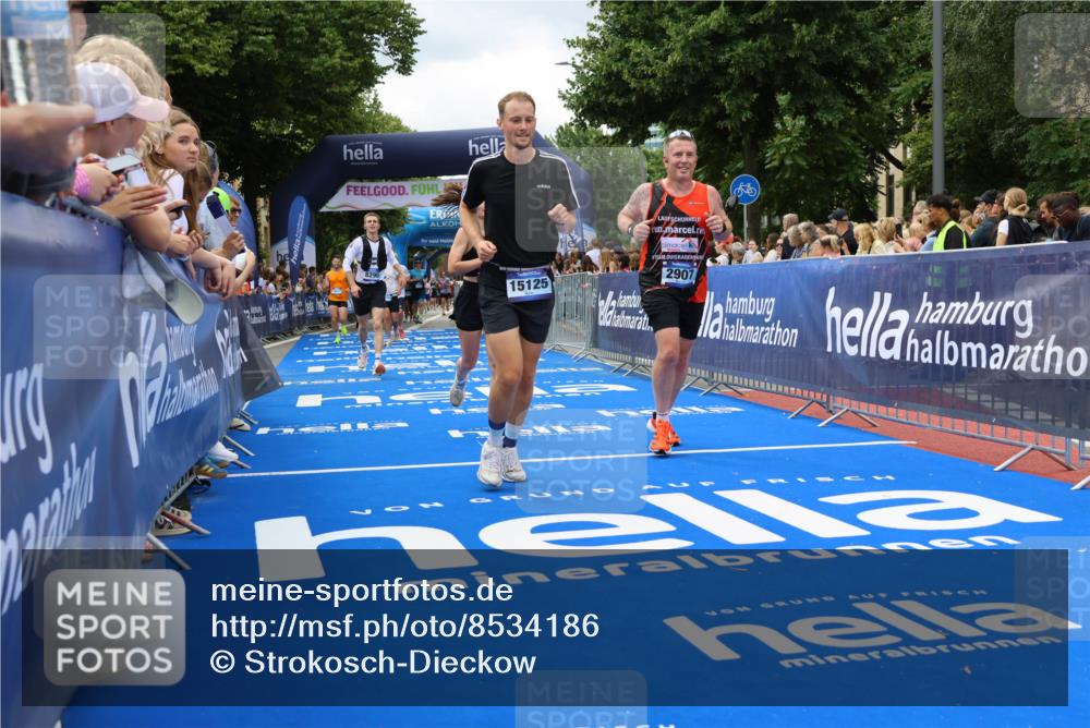 29.06.2025 - hella hamburg halbmarathon Strokosch-Dieckow http://msf.ph/oto/8534186 29.06.2025 10:58:09 Ziel 1563, 1611, 2907, 4319, 4426, 4592, 6104, 6892, 8290, 9230, 10408, 13666, 14631, 15125, 15189, 18068 meine-sportfotos.de