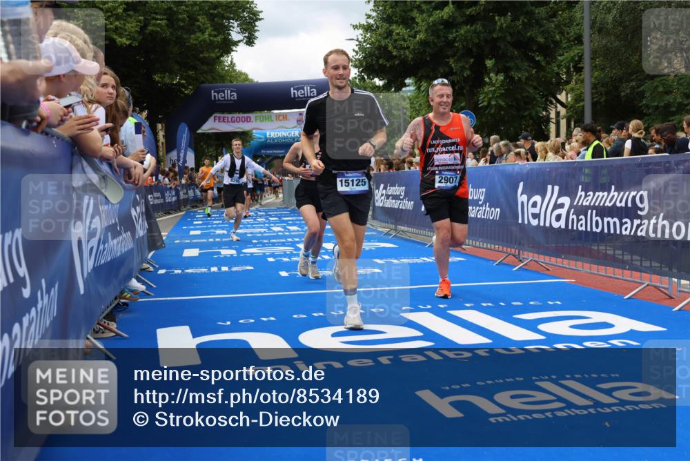 29.06.2025 - hella hamburg halbmarathon Strokosch-Dieckow http://msf.ph/oto/8534189 29.06.2025 10:58:09 Ziel 1563, 1611, 2907, 4319, 4426, 4592, 6104, 6892, 8290, 9230, 10408, 13666, 14631, 15125, 15189, 18068 meine-sportfotos.de