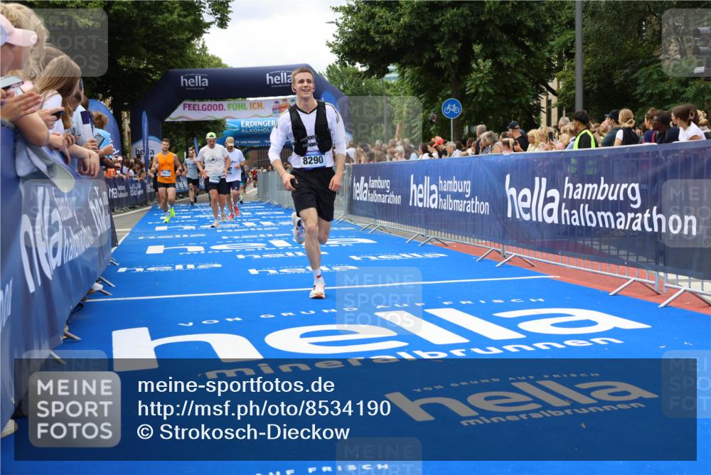 29.06.2025 - hella hamburg halbmarathon Strokosch-Dieckow http://msf.ph/oto/8534190 29.06.2025 10:58:11 Ziel 1563, 1595, 1611, 2907, 4319, 4426, 4592, 6104, 8290, 9230, 10408, 11645, 13666, 14631, 15125, 15189, 18068 meine-sportfotos.de