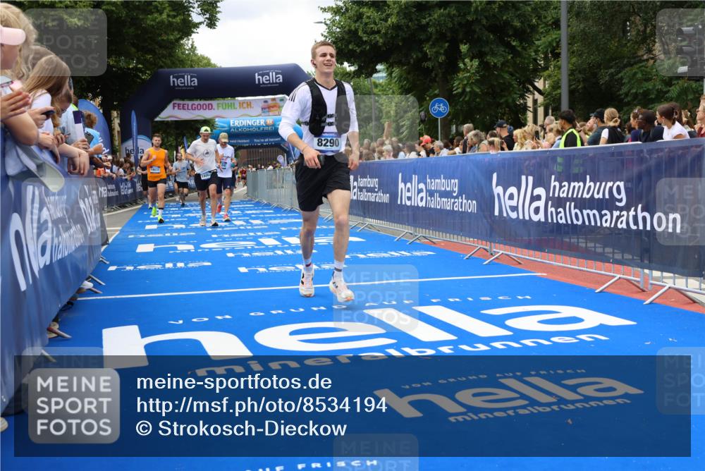 29.06.2025 - hella hamburg halbmarathon Strokosch-Dieckow http://msf.ph/oto/8534194 29.06.2025 10:58:11 Ziel 1563, 1595, 1611, 2907, 4319, 4426, 4592, 6104, 8290, 9230, 10408, 11645, 13666, 14631, 15125, 15189, 18068 meine-sportfotos.de