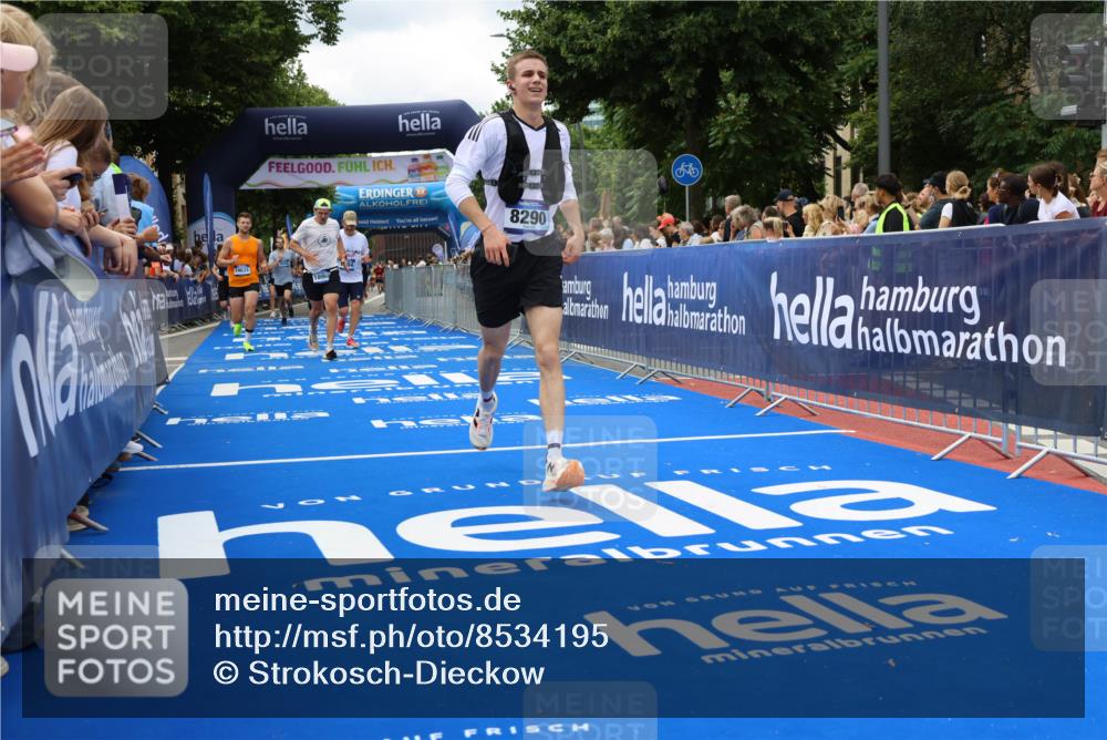 29.06.2025 - hella hamburg halbmarathon Strokosch-Dieckow http://msf.ph/oto/8534195 29.06.2025 10:58:11 Ziel 1563, 1595, 1611, 2907, 4319, 4426, 4592, 6104, 8290, 9230, 10408, 11645, 13666, 14631, 15125, 15189, 18068 meine-sportfotos.de
