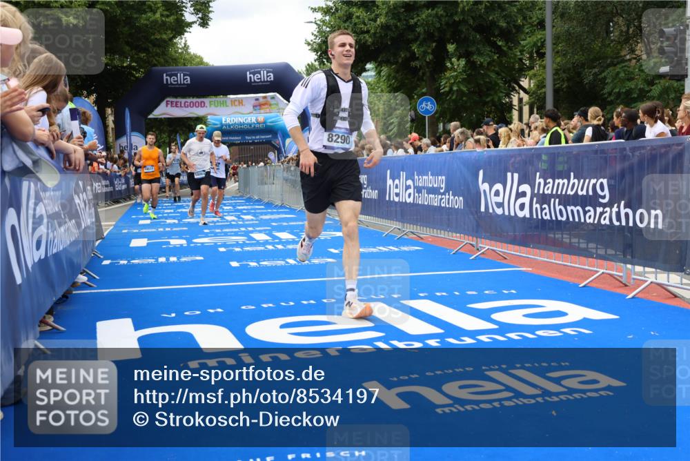 29.06.2025 - hella hamburg halbmarathon Strokosch-Dieckow http://msf.ph/oto/8534197 29.06.2025 10:58:11 Ziel 1563, 1595, 1611, 2907, 4319, 4426, 4592, 6104, 8290, 9230, 10408, 11645, 13666, 14631, 15125, 15189, 18068 meine-sportfotos.de