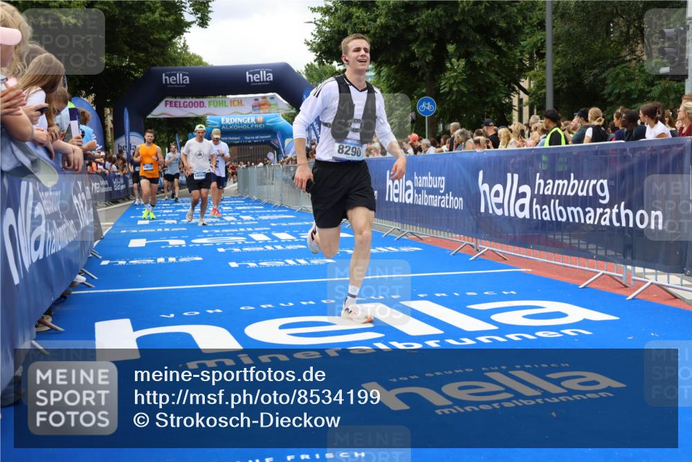 29.06.2025 - hella hamburg halbmarathon Strokosch-Dieckow http://msf.ph/oto/8534199 29.06.2025 10:58:11 Ziel 1563, 1595, 1611, 2907, 4319, 4426, 4592, 6104, 8290, 9230, 10408, 11645, 13666, 14631, 15125, 15189, 18068 meine-sportfotos.de