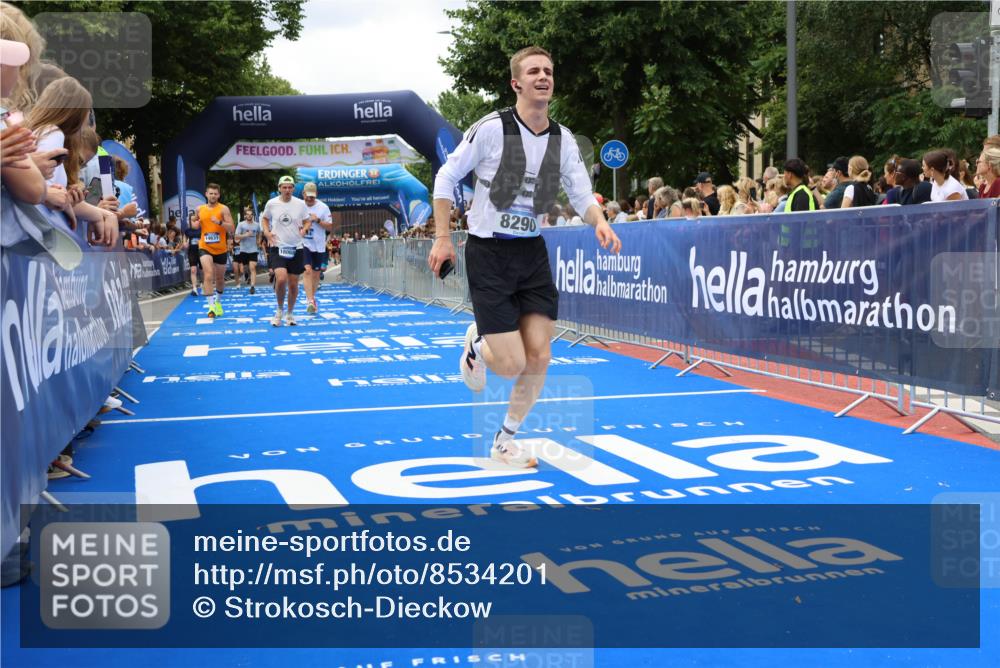 29.06.2025 - hella hamburg halbmarathon Strokosch-Dieckow http://msf.ph/oto/8534201 29.06.2025 10:58:11 Ziel 1563, 1595, 1611, 2907, 4319, 4426, 4592, 6104, 8290, 9230, 10408, 11645, 13666, 14631, 15125, 15189, 18068 meine-sportfotos.de