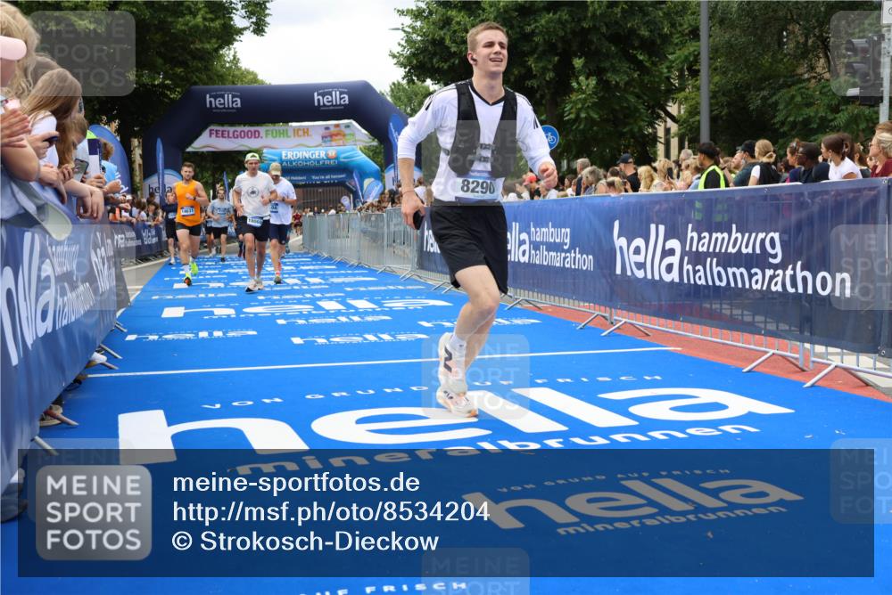 29.06.2025 - hella hamburg halbmarathon Strokosch-Dieckow http://msf.ph/oto/8534204 29.06.2025 10:58:11 Ziel 1563, 1595, 1611, 2907, 4319, 4426, 4592, 6104, 8290, 9230, 10408, 11645, 13666, 14631, 15125, 15189, 18068 meine-sportfotos.de