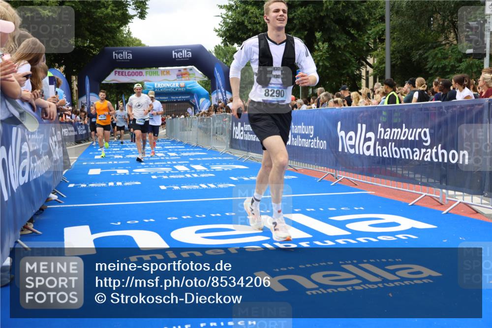 29.06.2025 - hella hamburg halbmarathon Strokosch-Dieckow http://msf.ph/oto/8534206 29.06.2025 10:58:11 Ziel 1563, 1595, 1611, 2907, 4319, 4426, 4592, 6104, 8290, 9230, 10408, 11645, 13666, 14631, 15125, 15189, 18068 meine-sportfotos.de