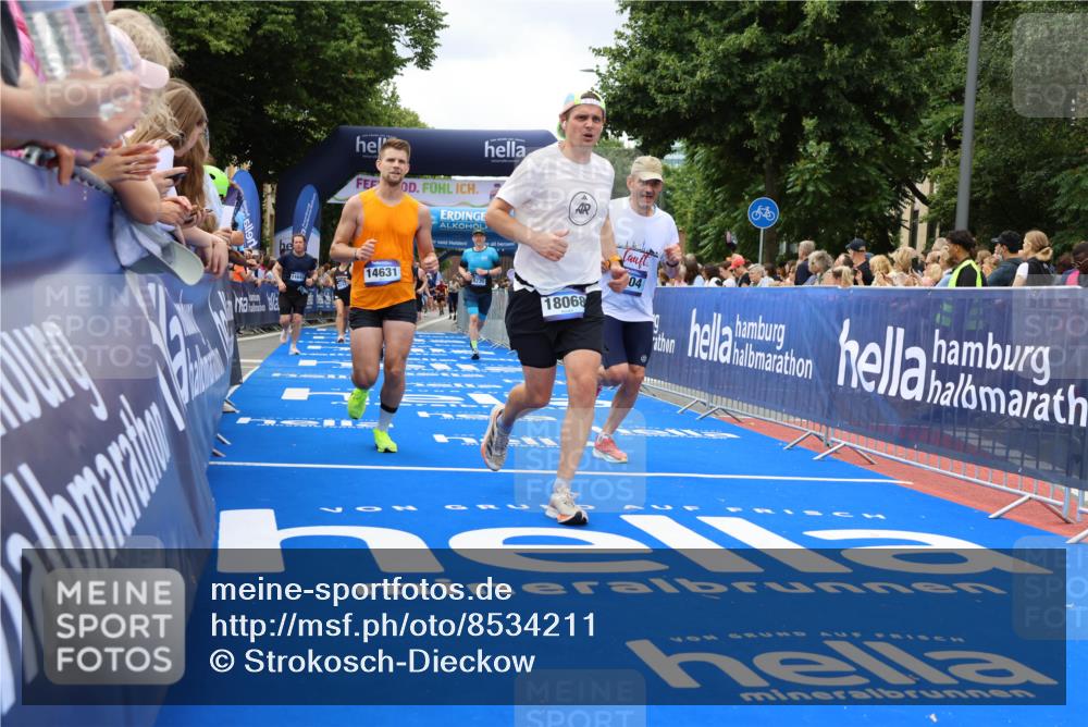 29.06.2025 - hella hamburg halbmarathon Strokosch-Dieckow http://msf.ph/oto/8534211 29.06.2025 10:58:14 Ziel 1563, 1595, 2907, 4426, 4592, 4708, 6104, 6138, 6147, 8290, 9230, 9485, 11645, 14631, 15125, 15434, 18068 meine-sportfotos.de