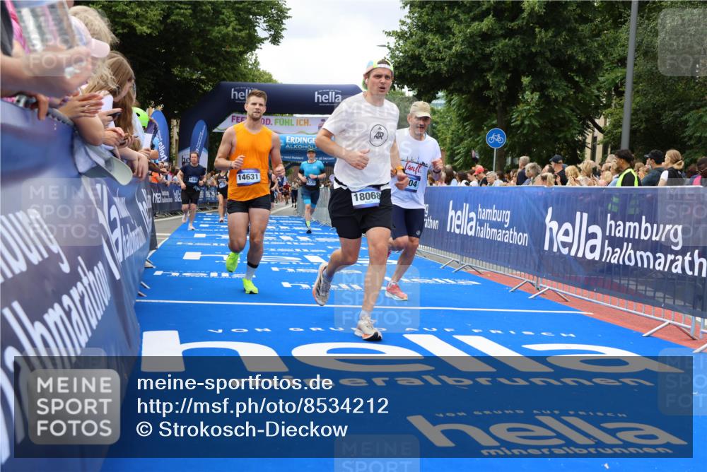 29.06.2025 - hella hamburg halbmarathon Strokosch-Dieckow http://msf.ph/oto/8534212 29.06.2025 10:58:14 Ziel 1563, 1595, 2907, 4426, 4592, 4708, 6104, 6138, 6147, 8290, 9230, 9485, 11645, 14631, 15125, 15434, 18068 meine-sportfotos.de