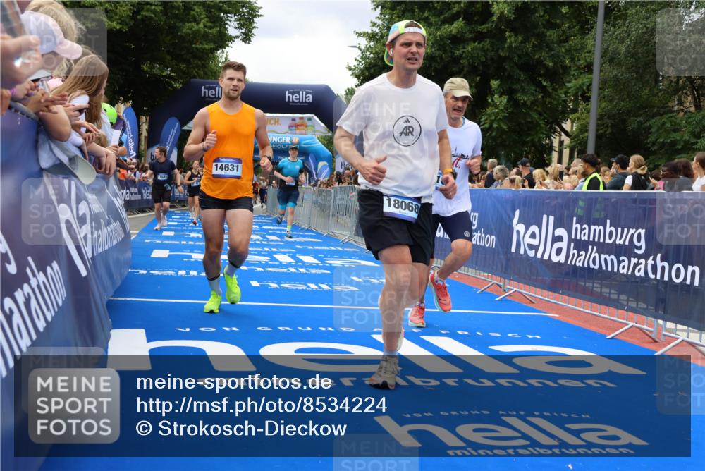 29.06.2025 - hella hamburg halbmarathon Strokosch-Dieckow http://msf.ph/oto/8534224 29.06.2025 10:58:14 Ziel 1563, 1595, 2907, 4426, 4592, 4708, 6104, 6138, 6147, 8290, 9230, 9485, 11645, 14631, 15125, 15434, 18068 meine-sportfotos.de