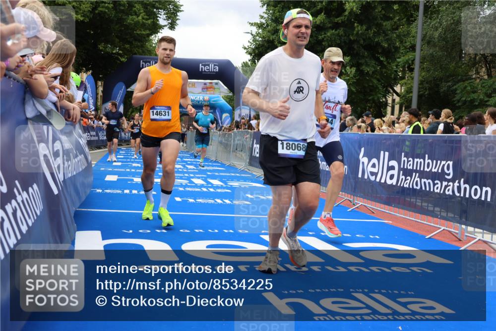 29.06.2025 - hella hamburg halbmarathon Strokosch-Dieckow http://msf.ph/oto/8534225 29.06.2025 10:58:14 Ziel 1563, 1595, 2907, 4426, 4592, 4708, 6104, 6138, 6147, 8290, 9230, 9485, 11645, 14631, 15125, 15434, 18068 meine-sportfotos.de