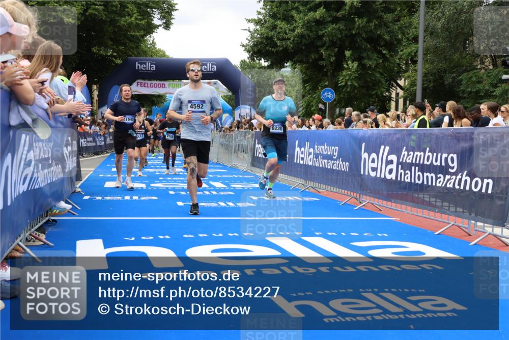29.06.2025 - hella hamburg halbmarathon Strokosch-Dieckow http://msf.ph/oto/8534227 29.06.2025 10:58:16 Ziel 1595, 2907, 4426, 4550, 4592, 4708, 6104, 6138, 6147, 8290, 9230, 9485, 11645, 14631, 15125, 15434, 18068, 18266 meine-sportfotos.de