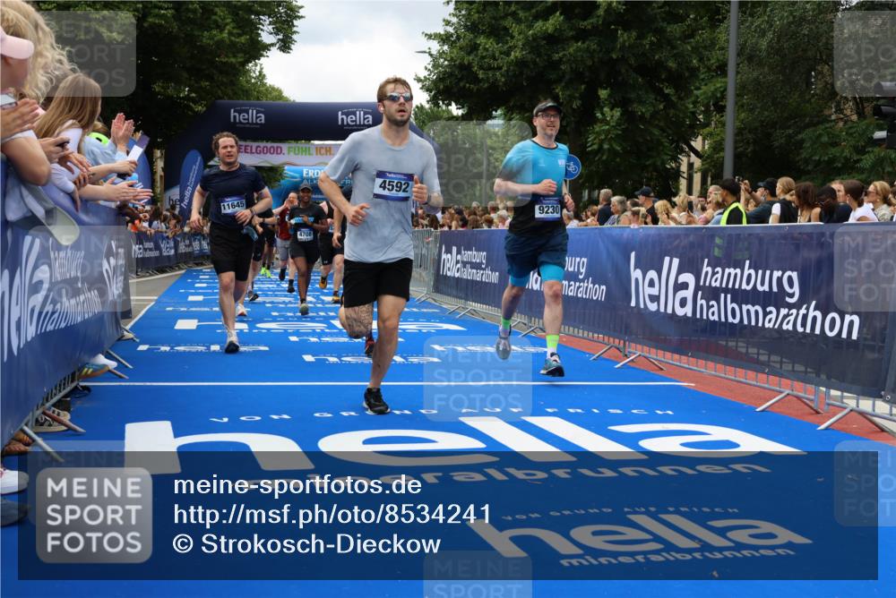 29.06.2025 - hella hamburg halbmarathon Strokosch-Dieckow http://msf.ph/oto/8534241 29.06.2025 10:58:17 Ziel 1595, 4426, 4550, 4592, 4708, 5347, 6104, 6138, 6147, 8290, 9230, 9485, 11645, 11808, 14355, 14631, 15434, 18068, 18266, 18891 meine-sportfotos.de
