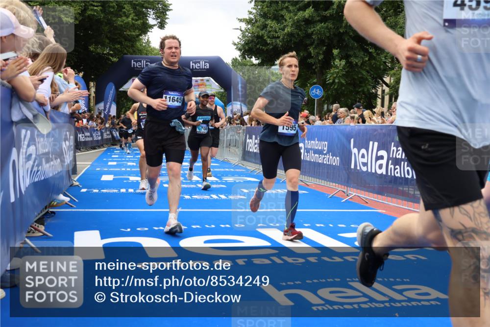 29.06.2025 - hella hamburg halbmarathon Strokosch-Dieckow http://msf.ph/oto/8534249 29.06.2025 10:58:18 Ziel 1595, 4550, 4592, 4708, 5347, 6104, 6138, 6147, 7476, 9230, 9485, 11645, 11808, 14355, 14631, 15434, 16531, 17415, 18068, 18266, 18891 meine-sportfotos.de