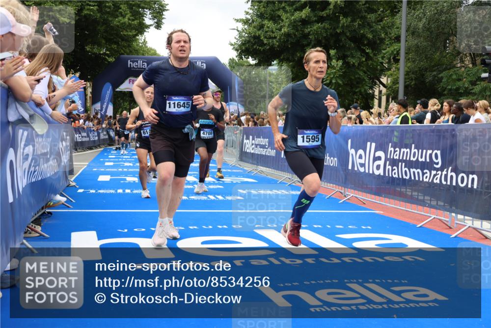 29.06.2025 - hella hamburg halbmarathon Strokosch-Dieckow http://msf.ph/oto/8534256 29.06.2025 10:58:18 Ziel 1595, 4550, 4592, 4708, 5347, 6104, 6138, 6147, 7476, 9230, 9485, 11645, 11808, 14355, 14631, 15434, 16531, 17415, 18068, 18266, 18891 meine-sportfotos.de