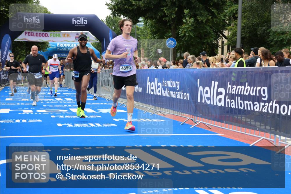29.06.2025 - hella hamburg halbmarathon Strokosch-Dieckow http://msf.ph/oto/8534271 29.06.2025 10:58:22 Ziel 1595, 4550, 4592, 4708, 4767, 5347, 6138, 6147, 7476, 9230, 9485, 11645, 11808, 14355, 15434, 16531, 17415, 18266, 18891, 19166 meine-sportfotos.de