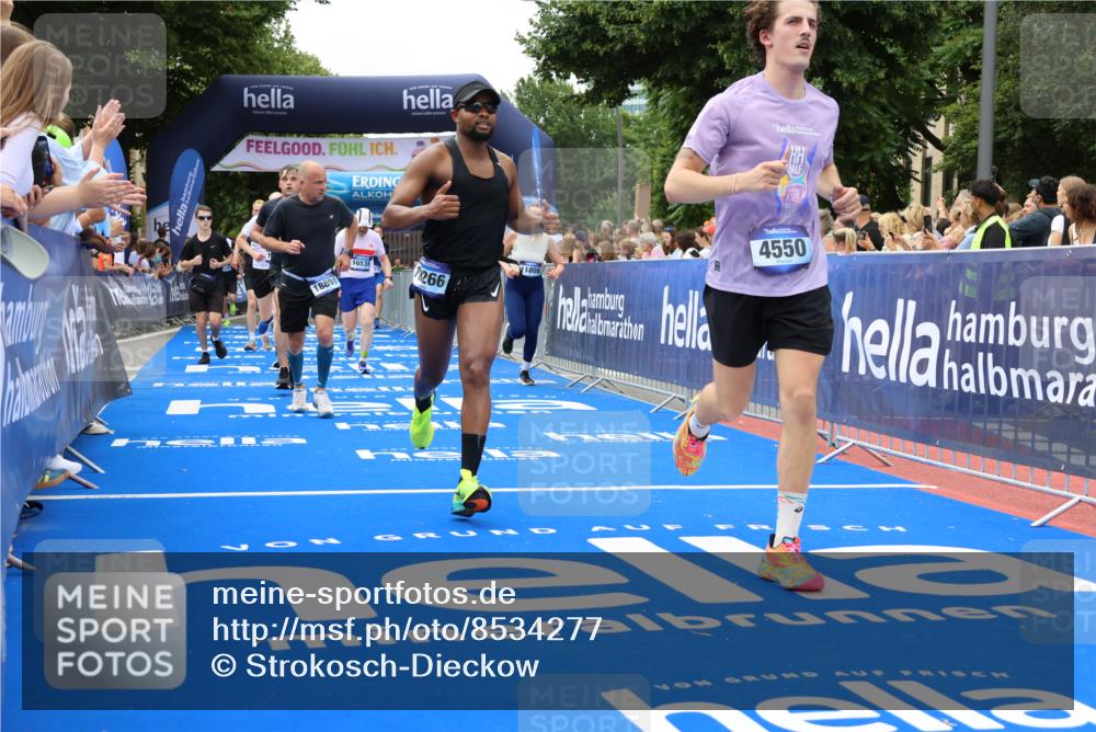 29.06.2025 - hella hamburg halbmarathon Strokosch-Dieckow http://msf.ph/oto/8534277 29.06.2025 10:58:23 Ziel 1595, 4550, 4592, 4708, 4767, 5347, 6138, 6147, 7476, 9230, 9485, 11645, 11808, 14355, 15434, 16531, 17415, 18266, 18891, 19166 meine-sportfotos.de
