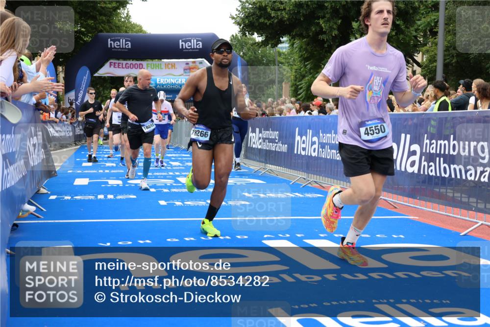 29.06.2025 - hella hamburg halbmarathon Strokosch-Dieckow http://msf.ph/oto/8534282 29.06.2025 10:58:23 Ziel 1595, 4550, 4592, 4708, 4767, 5347, 6138, 6147, 7476, 9230, 9485, 11645, 11808, 14355, 15434, 16531, 17415, 18266, 18891, 19166 meine-sportfotos.de