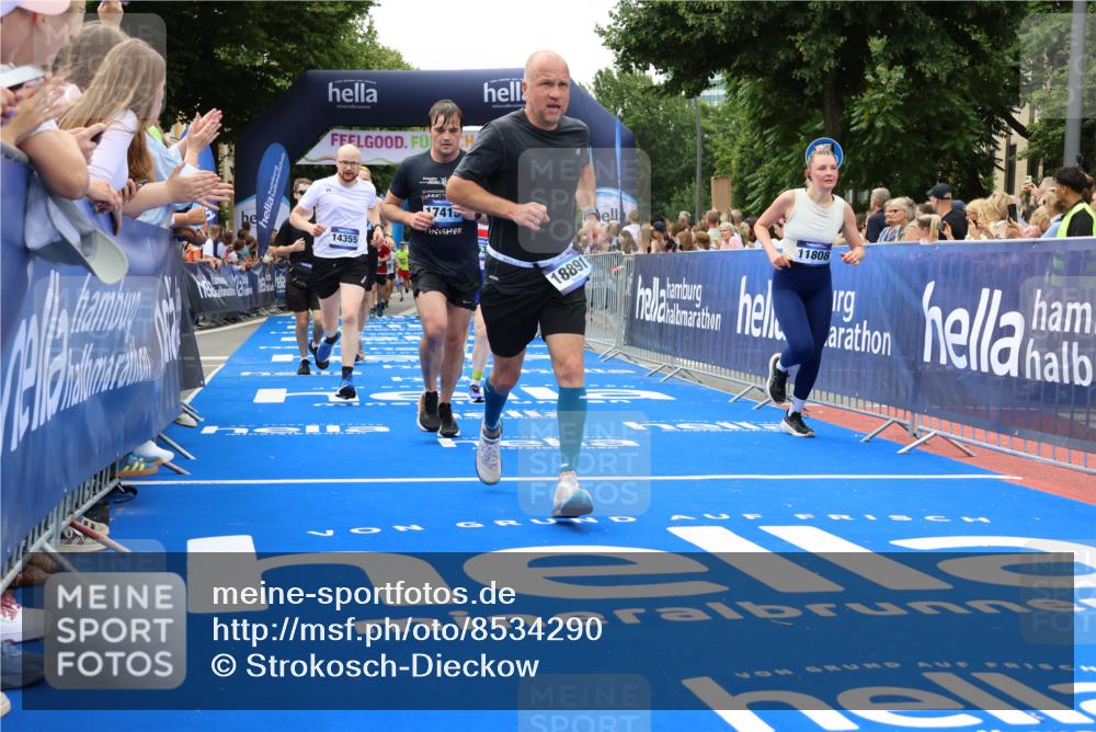29.06.2025 - hella hamburg halbmarathon Strokosch-Dieckow http://msf.ph/oto/8534290 29.06.2025 10:58:24 Ziel 1595, 4550, 4708, 4767, 5341, 5347, 6138, 6147, 7476, 9485, 11645, 11808, 14355, 15434, 16531, 17415, 18266, 18891, 19166 meine-sportfotos.de