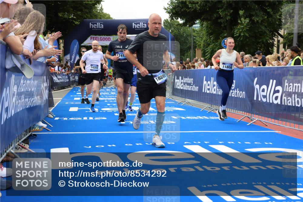 29.06.2025 - hella hamburg halbmarathon Strokosch-Dieckow http://msf.ph/oto/8534292 29.06.2025 10:58:24 Ziel 1595, 4550, 4708, 4767, 5341, 5347, 6138, 6147, 7476, 9485, 11645, 11808, 14355, 15434, 16531, 17415, 18266, 18891, 19166 meine-sportfotos.de