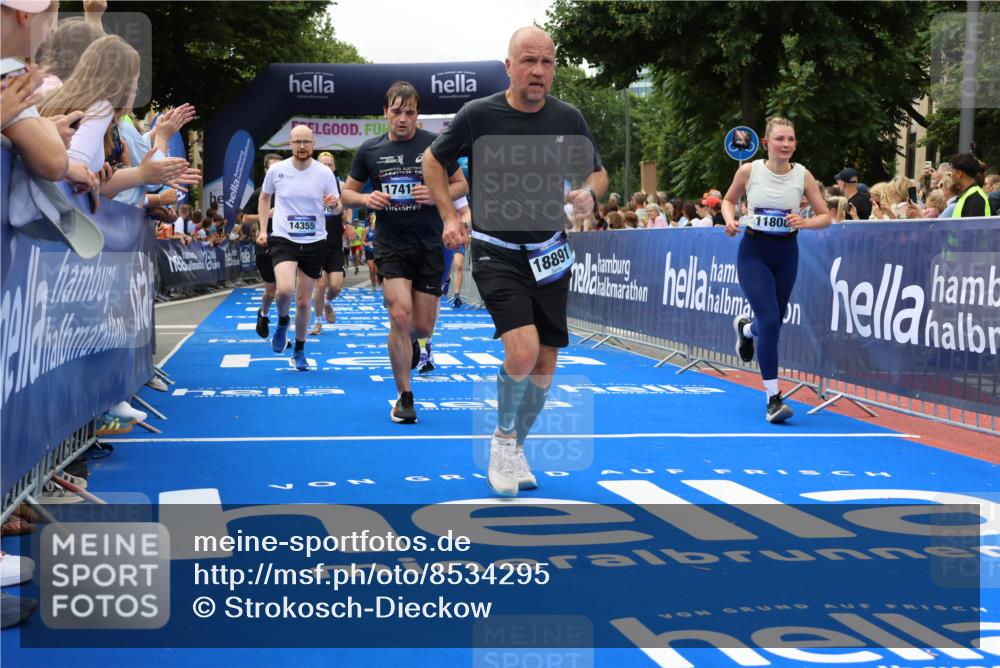 29.06.2025 - hella hamburg halbmarathon Strokosch-Dieckow http://msf.ph/oto/8534295 29.06.2025 10:58:24 Ziel 1595, 4550, 4708, 4767, 5341, 5347, 6138, 6147, 7476, 9485, 11645, 11808, 14355, 15434, 16531, 17415, 18266, 18891, 19166 meine-sportfotos.de