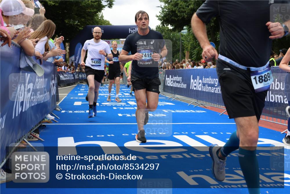 29.06.2025 - hella hamburg halbmarathon Strokosch-Dieckow http://msf.ph/oto/8534297 29.06.2025 10:58:25 Ziel 4550, 4708, 4767, 5341, 5347, 6138, 6147, 7476, 9316, 9485, 11808, 12712, 12879, 14355, 15434, 16531, 17415, 18266, 18556, 18891, 19166 meine-sportfotos.de