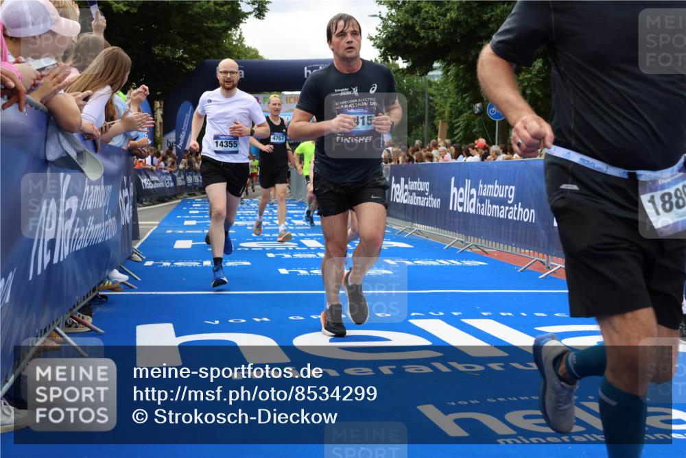 29.06.2025 - hella hamburg halbmarathon Strokosch-Dieckow http://msf.ph/oto/8534299 29.06.2025 10:58:25 Ziel 4550, 4708, 4767, 5341, 5347, 6138, 6147, 7476, 9316, 9485, 11808, 12712, 12879, 14355, 15434, 16531, 17415, 18266, 18556, 18891, 19166 meine-sportfotos.de