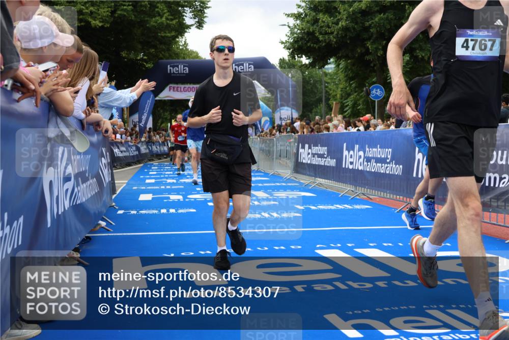 29.06.2025 - hella hamburg halbmarathon Strokosch-Dieckow http://msf.ph/oto/8534307 29.06.2025 10:58:27 Ziel 2978, 3251, 4467, 4550, 4767, 5341, 5347, 6138, 7082, 7476, 9316, 9485, 11808, 12712, 12809, 12879, 14355, 15434, 16531, 17415, 18266, 18556, 18891, 19166 meine-sportfotos.de