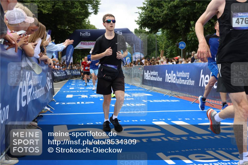 29.06.2025 - hella hamburg halbmarathon Strokosch-Dieckow http://msf.ph/oto/8534309 29.06.2025 10:58:28 Ziel 2619, 2978, 3251, 4467, 4550, 4767, 5341, 5347, 6138, 6595, 7082, 7476, 9316, 11808, 12712, 12809, 12879, 14355, 16531, 17415, 18266, 18501, 18556, 18891, 19166 meine-sportfotos.de