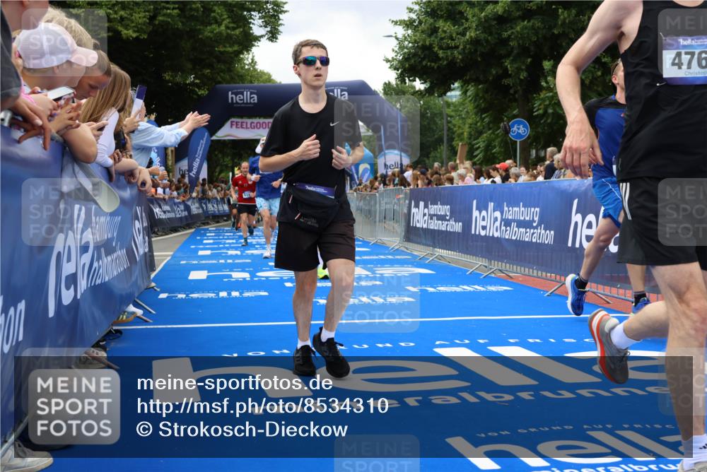 29.06.2025 - hella hamburg halbmarathon Strokosch-Dieckow http://msf.ph/oto/8534310 29.06.2025 10:58:28 Ziel 2619, 2978, 3251, 4467, 4550, 4767, 5341, 5347, 6138, 6595, 7082, 7476, 9316, 11808, 12712, 12809, 12879, 14355, 16531, 17415, 18266, 18501, 18556, 18891, 19166 meine-sportfotos.de