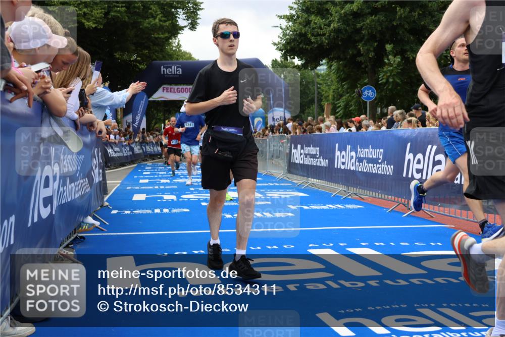29.06.2025 - hella hamburg halbmarathon Strokosch-Dieckow http://msf.ph/oto/8534311 29.06.2025 10:58:28 Ziel 2619, 2978, 3251, 4467, 4550, 4767, 5341, 5347, 6138, 6595, 7082, 7476, 9316, 11808, 12712, 12809, 12879, 14355, 16531, 17415, 18266, 18501, 18556, 18891, 19166 meine-sportfotos.de