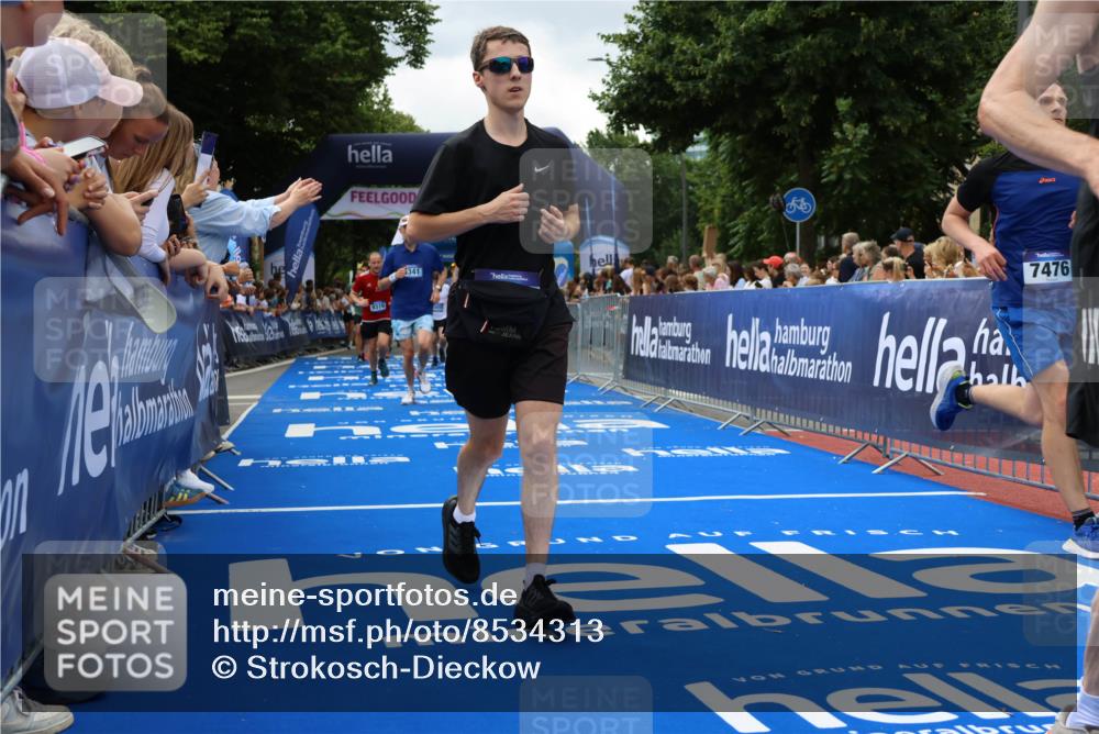 29.06.2025 - hella hamburg halbmarathon Strokosch-Dieckow http://msf.ph/oto/8534313 29.06.2025 10:58:28 Ziel 2619, 2978, 3251, 4467, 4550, 4767, 5341, 5347, 6138, 6595, 7082, 7476, 9316, 11808, 12712, 12809, 12879, 14355, 16531, 17415, 18266, 18501, 18556, 18891, 19166 meine-sportfotos.de
