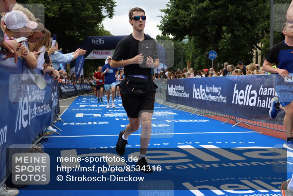 29.06.2025 - hella hamburg halbmarathon Strokosch-Dieckow http://msf.ph/oto/8534316 29.06.2025 10:58:28 Ziel 2619, 2978, 3251, 4467, 4550, 4767, 5341, 5347, 6138, 6595, 7082, 7476, 9316, 11808, 12712, 12809, 12879, 14355, 16531, 17415, 18266, 18501, 18556, 18891, 19166 meine-sportfotos.de