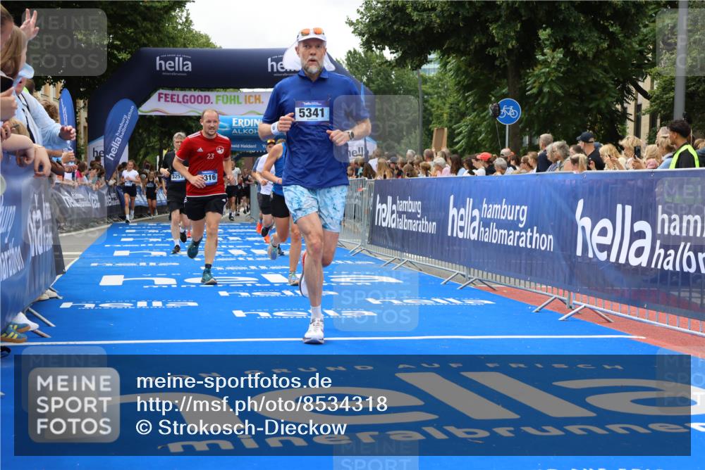 29.06.2025 - hella hamburg halbmarathon Strokosch-Dieckow http://msf.ph/oto/8534318 29.06.2025 10:58:30 Ziel 2619, 2978, 3251, 4467, 4767, 5341, 5347, 6595, 7082, 7476, 7659, 9316, 11808, 12712, 12809, 12879, 13694, 14355, 16531, 17415, 18501, 18556, 18891, 19166 meine-sportfotos.de