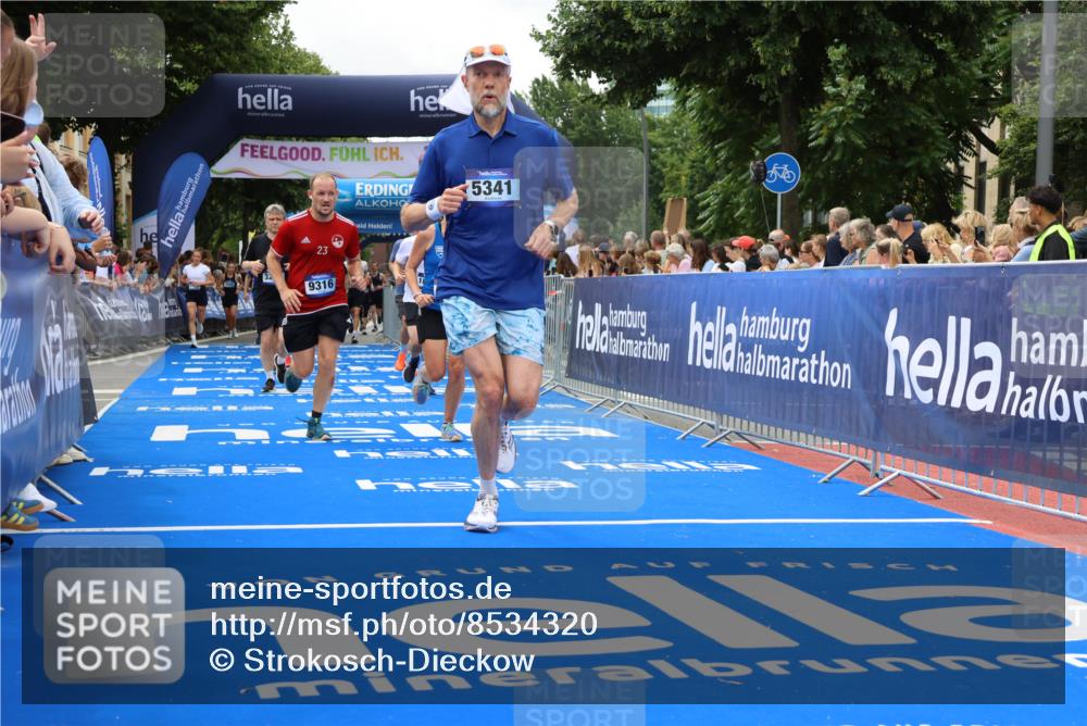 29.06.2025 - hella hamburg halbmarathon Strokosch-Dieckow http://msf.ph/oto/8534320 29.06.2025 10:58:30 Ziel 2619, 2978, 3251, 4467, 4767, 5341, 5347, 6595, 7082, 7476, 7659, 9316, 11808, 12712, 12809, 12879, 13694, 14355, 16531, 17415, 18501, 18556, 18891, 19166 meine-sportfotos.de