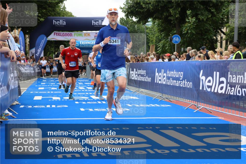 29.06.2025 - hella hamburg halbmarathon Strokosch-Dieckow http://msf.ph/oto/8534321 29.06.2025 10:58:30 Ziel 2619, 2978, 3251, 4467, 4767, 5341, 5347, 6595, 7082, 7476, 7659, 9316, 11808, 12712, 12809, 12879, 13694, 14355, 16531, 17415, 18501, 18556, 18891, 19166 meine-sportfotos.de
