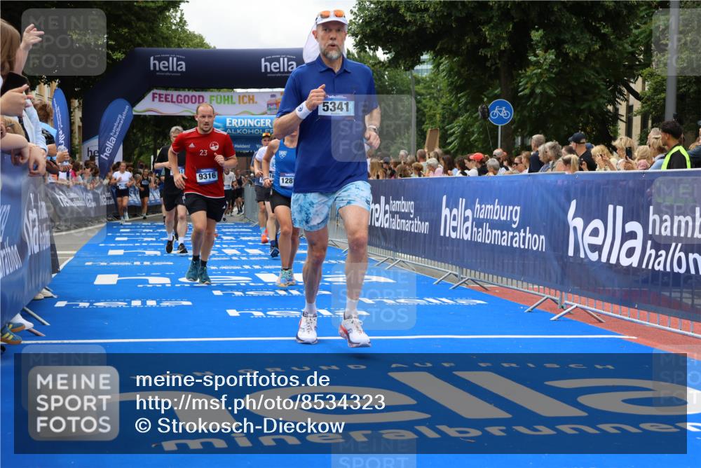 29.06.2025 - hella hamburg halbmarathon Strokosch-Dieckow http://msf.ph/oto/8534323 29.06.2025 10:58:30 Ziel 2619, 2978, 3251, 4467, 4767, 5341, 5347, 6595, 7082, 7476, 7659, 9316, 11808, 12712, 12809, 12879, 13694, 14355, 16531, 17415, 18501, 18556, 18891, 19166 meine-sportfotos.de
