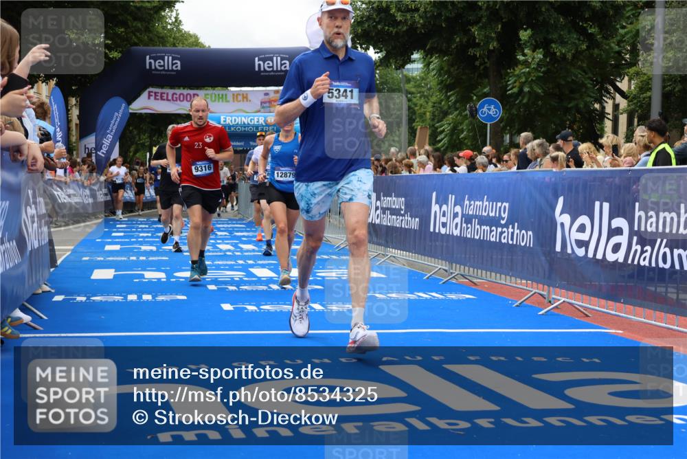 29.06.2025 - hella hamburg halbmarathon Strokosch-Dieckow http://msf.ph/oto/8534325 29.06.2025 10:58:30 Ziel 2619, 2978, 3251, 4467, 4767, 5341, 5347, 6595, 7082, 7476, 7659, 9316, 11808, 12712, 12809, 12879, 13694, 14355, 16531, 17415, 18501, 18556, 18891, 19166 meine-sportfotos.de