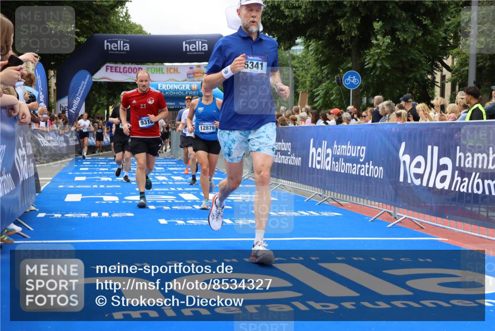 29.06.2025 - hella hamburg halbmarathon Strokosch-Dieckow http://msf.ph/oto/8534327 29.06.2025 10:58:30 Ziel 2619, 2978, 3251, 4467, 4767, 5341, 5347, 6595, 7082, 7476, 7659, 9316, 11808, 12712, 12809, 12879, 13694, 14355, 16531, 17415, 18501, 18556, 18891, 19166 meine-sportfotos.de